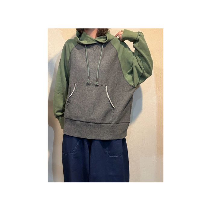 80615433　ラグラン配色フーディー